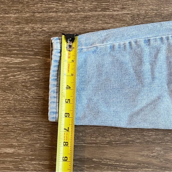 Vintage High rise light wash denim jeans. - Picture 16 of 17
